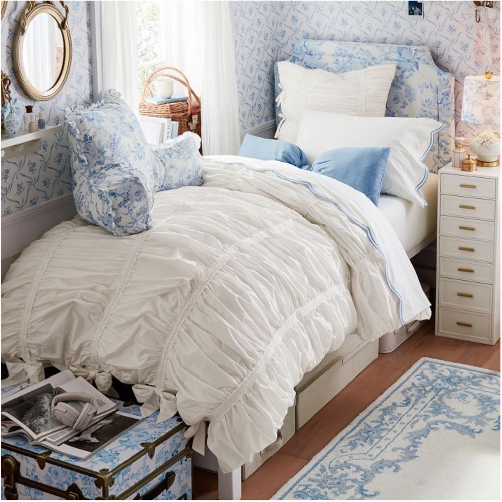 PotteryBarn Twin XL LoveShackFancy Sweet Bows Duvet LoveShackFancy Garden
Damask